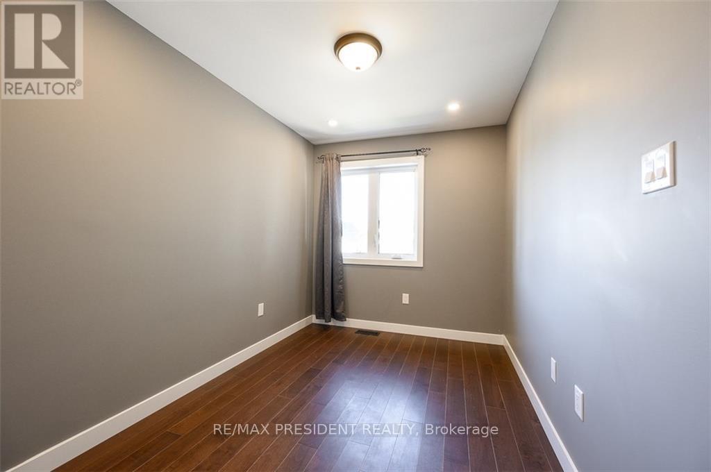 212 Weir Street N, Hamilton, ON - Indoor Photo Showing Other Room