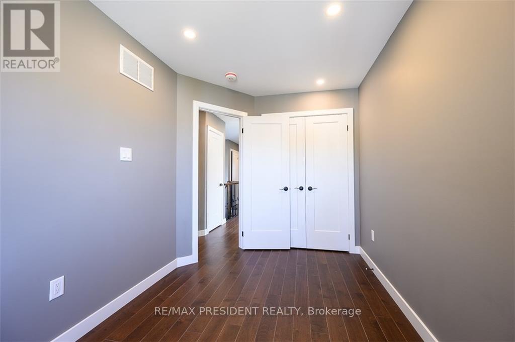 212 Weir Street N, Hamilton, ON - Indoor Photo Showing Other Room