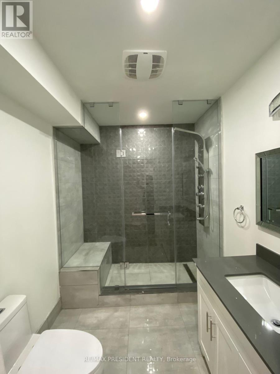 212 Weir Street N, Hamilton, ON - Indoor Photo Showing Bathroom