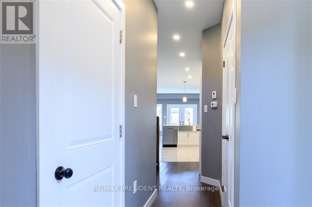 212 Weir Street N, Hamilton, ON - Indoor Photo Showing Other Room