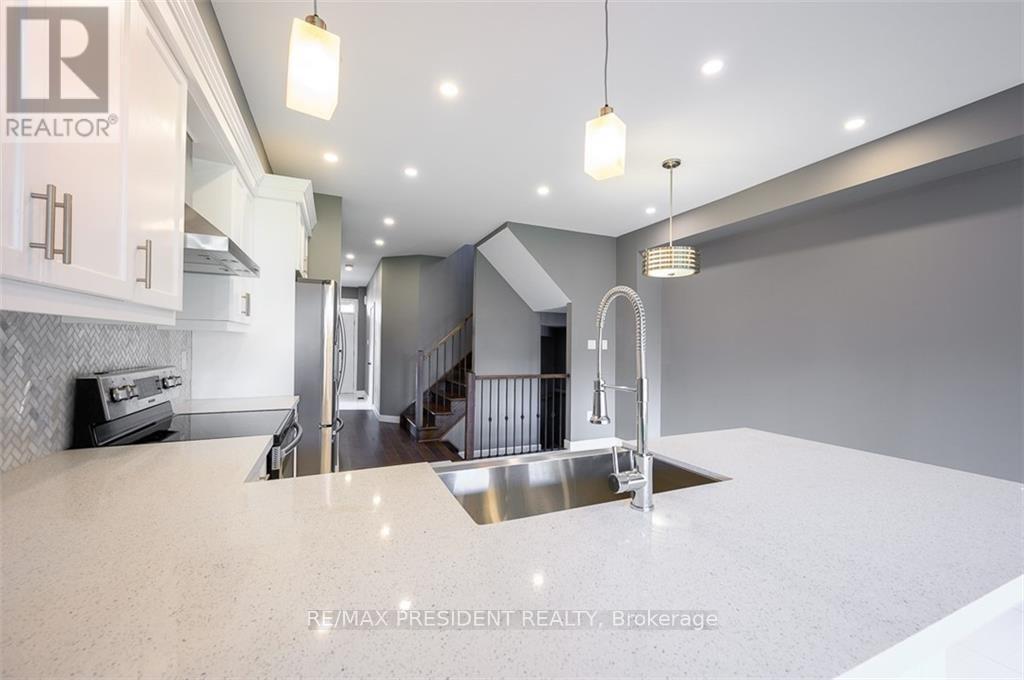 212 Weir Street N, Hamilton, ON - Indoor Photo Showing Kitchen With Upgraded Kitchen