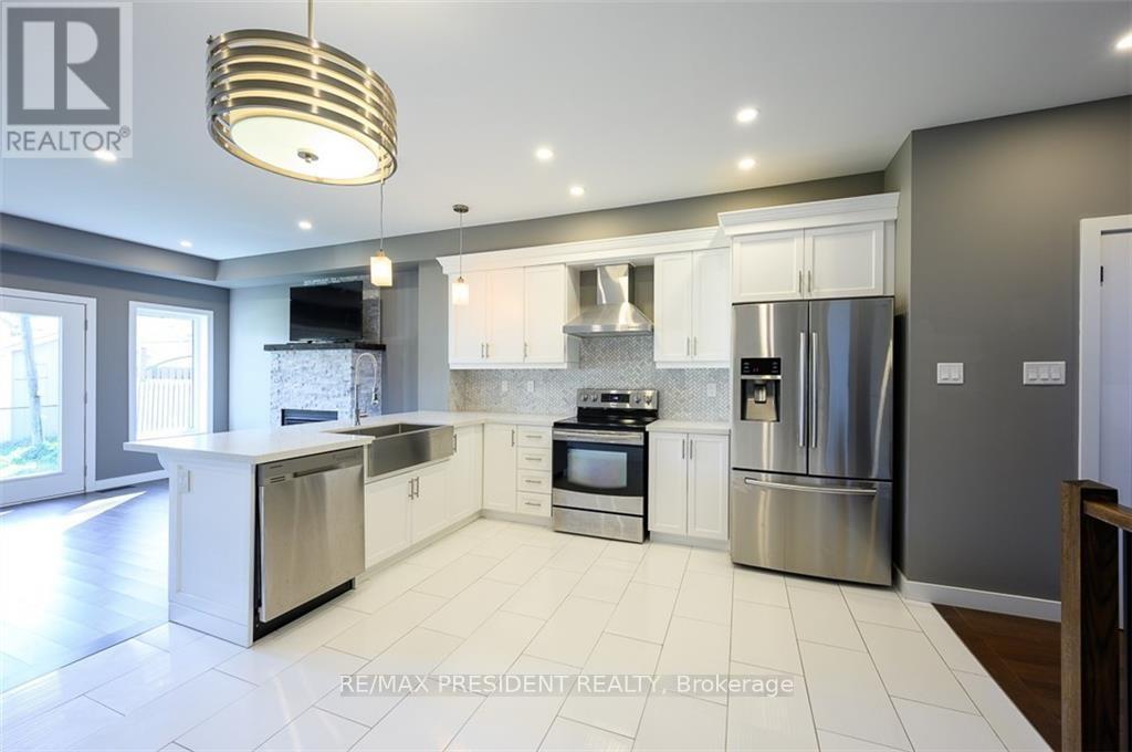212 Weir Street N, Hamilton, ON - Indoor Photo Showing Kitchen