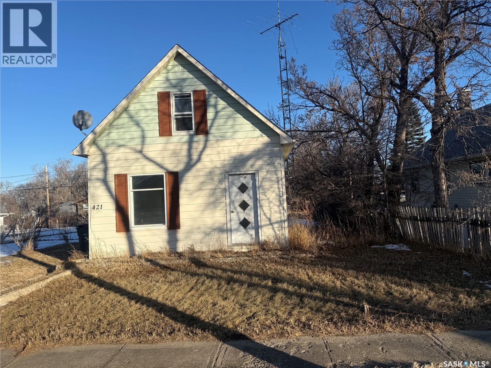 421 3Rd Avenue E, Assiniboia, SK - Outdoor