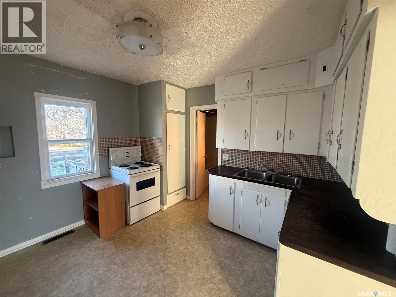 421 3Rd Avenue E, Assiniboia, SK - Indoor Photo Showing Kitchen With Double Sink