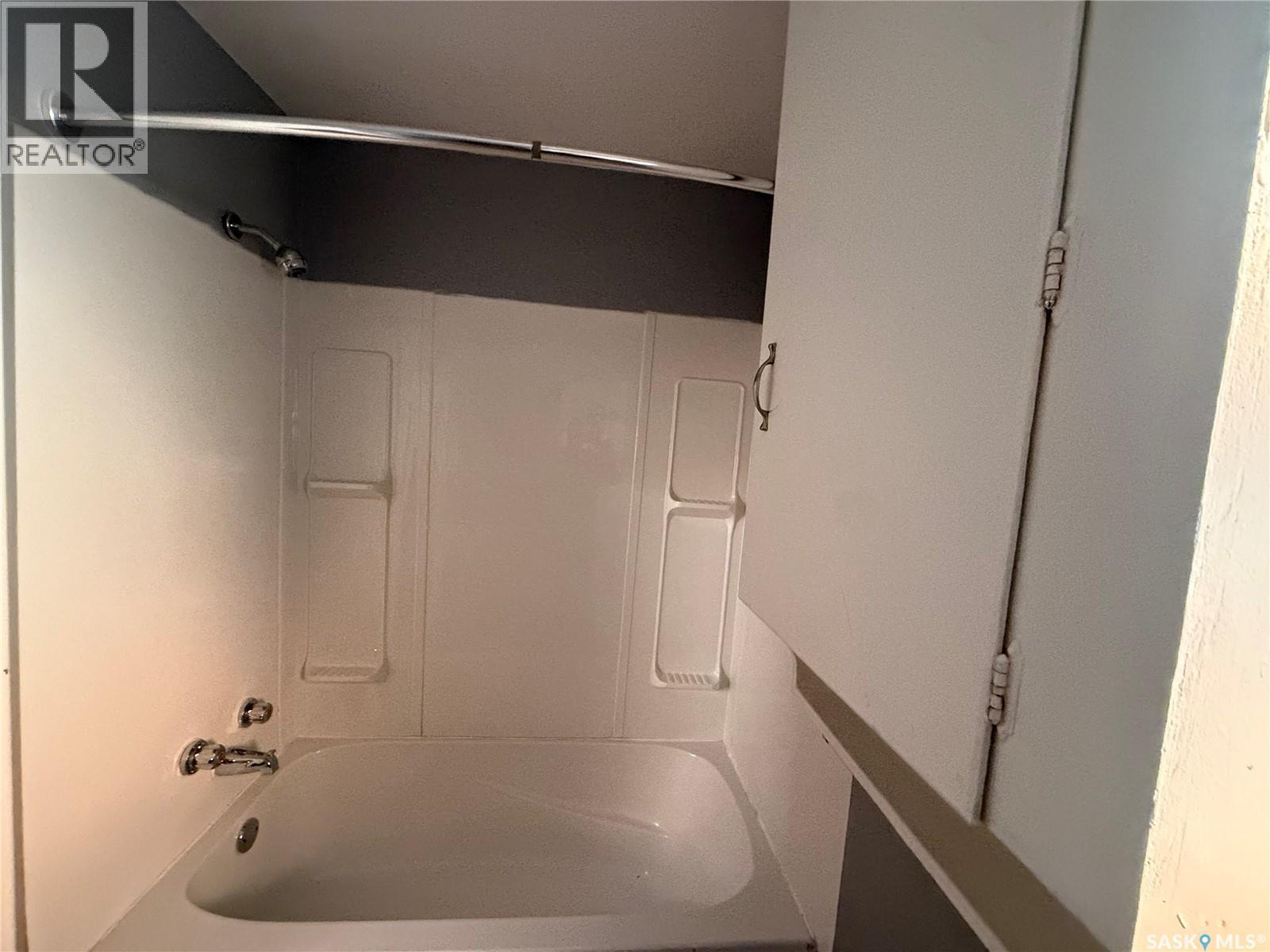 421 3Rd Avenue E, Assiniboia, SK - Indoor Photo Showing Bathroom