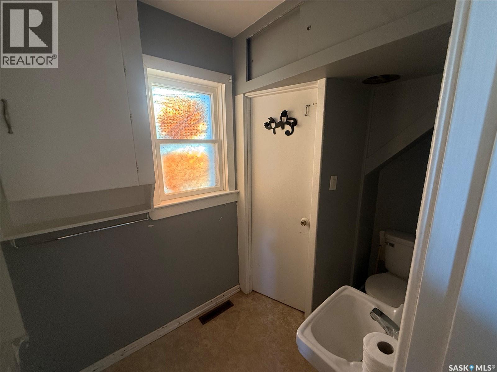 421 3Rd Avenue E, Assiniboia, SK - Indoor Photo Showing Bathroom