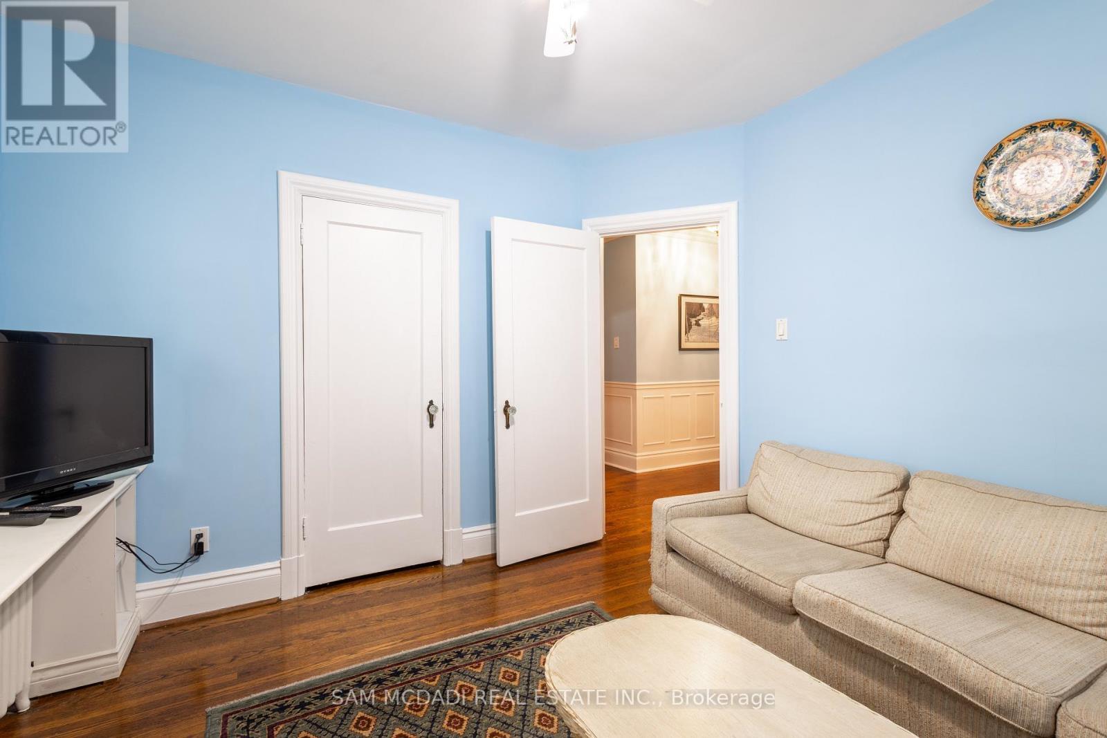 11 Brant Avenue, Mississauga, ON - Indoor Photo Showing Living Room