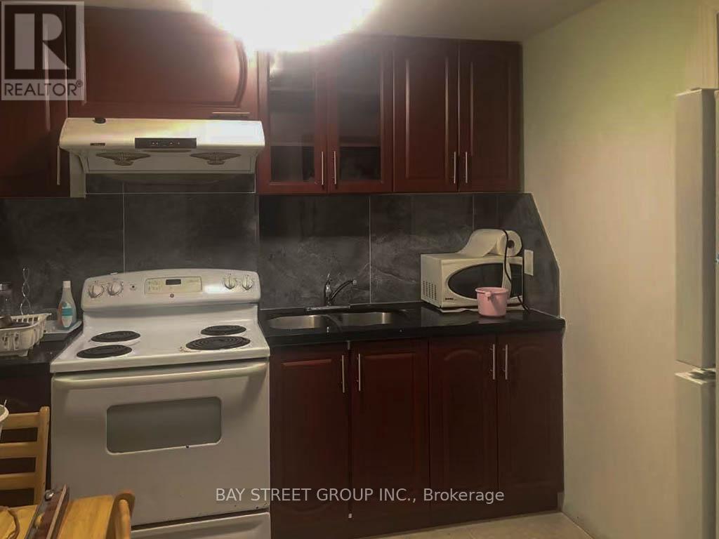 4641 Crosscreek Court, Mississauga, ON - Indoor Photo Showing Kitchen With Double Sink