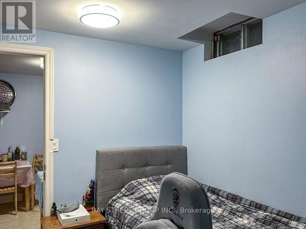 4641 Crosscreek Court, Mississauga, ON - Indoor Photo Showing Bedroom