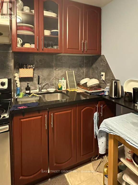 4641 Crosscreek Court, Mississauga, ON - Indoor Photo Showing Kitchen