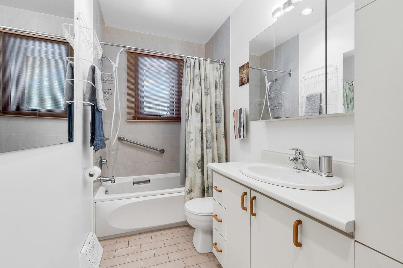 Salle de bains - 1370 Rue Lépine, Montréal (Saint-Laurent), QC - Indoor Photo Showing Bathroom