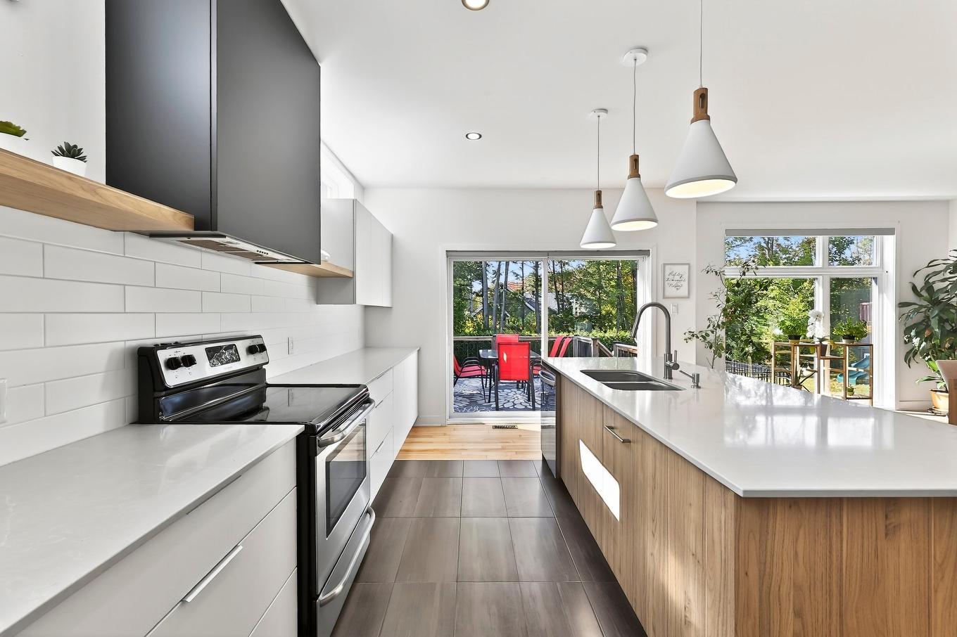 Cuisine - 16940 Rue Du Zircon, Mirabel, QC - Indoor Photo Showing Kitchen With Double Sink With Upgraded Kitchen