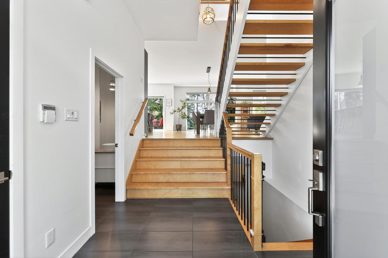 Hall d'entrée/Vestibule - 16940 Rue Du Zircon, Mirabel, QC - Indoor Photo Showing Other Room