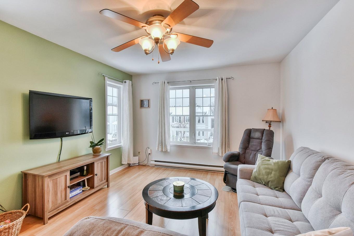 Living room - 245 Boul. Jérobelle, Saint-Jérôme, QC - Indoor Photo Showing Living Room