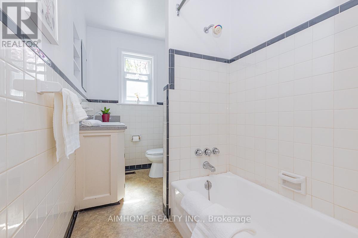 12 Canham Crescent, Toronto, ON - Indoor Photo Showing Bathroom