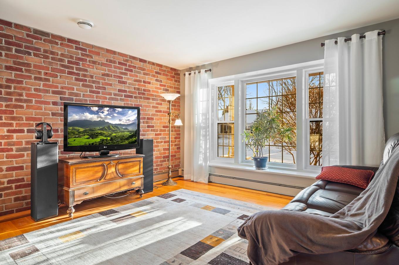 Living room - 2500 Av. Chartier, Saint-Hyacinthe, QC - Indoor Photo Showing Living Room With Fireplace