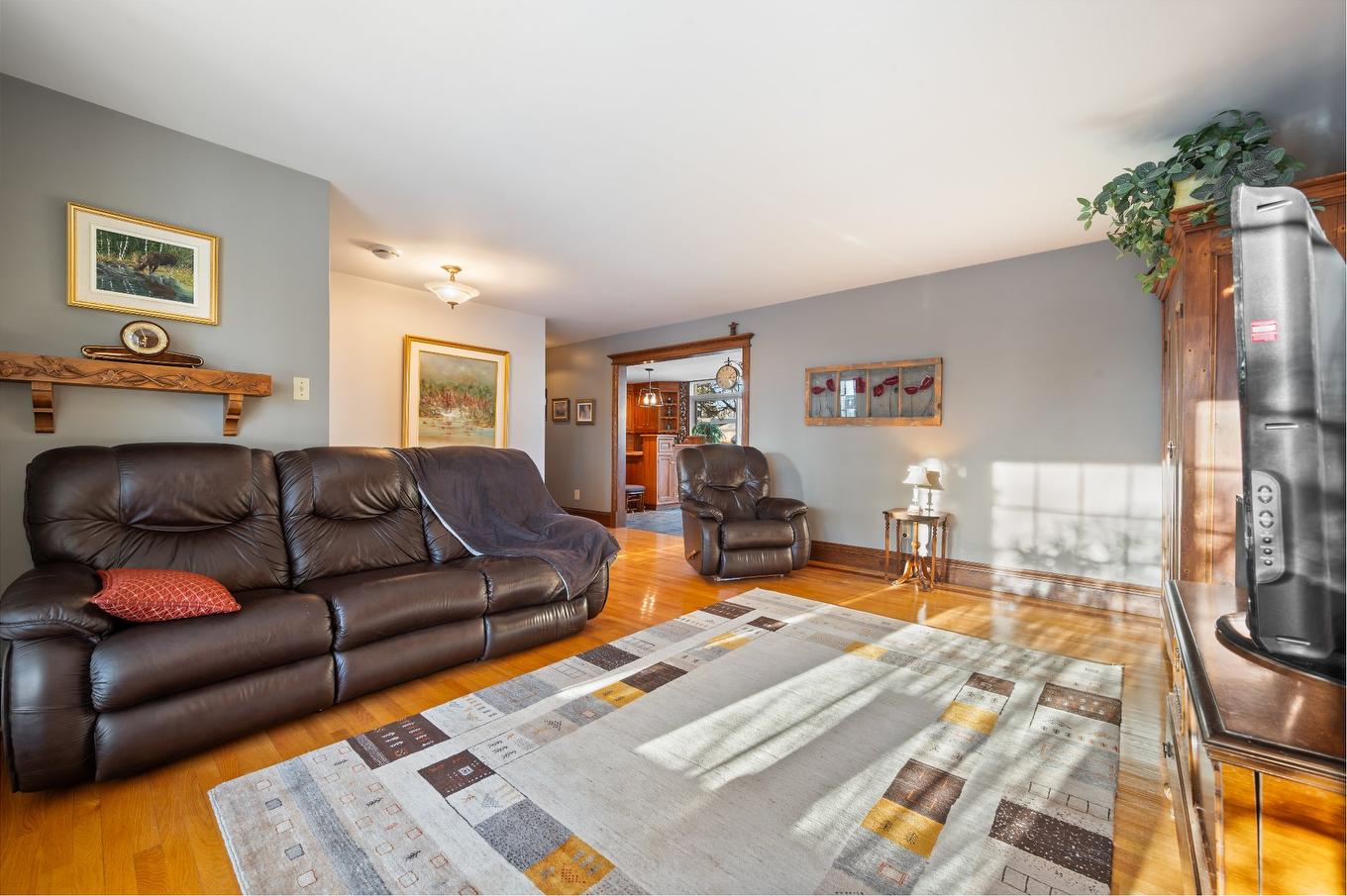 Living room - 2500 Av. Chartier, Saint-Hyacinthe, QC - Indoor Photo Showing Living Room