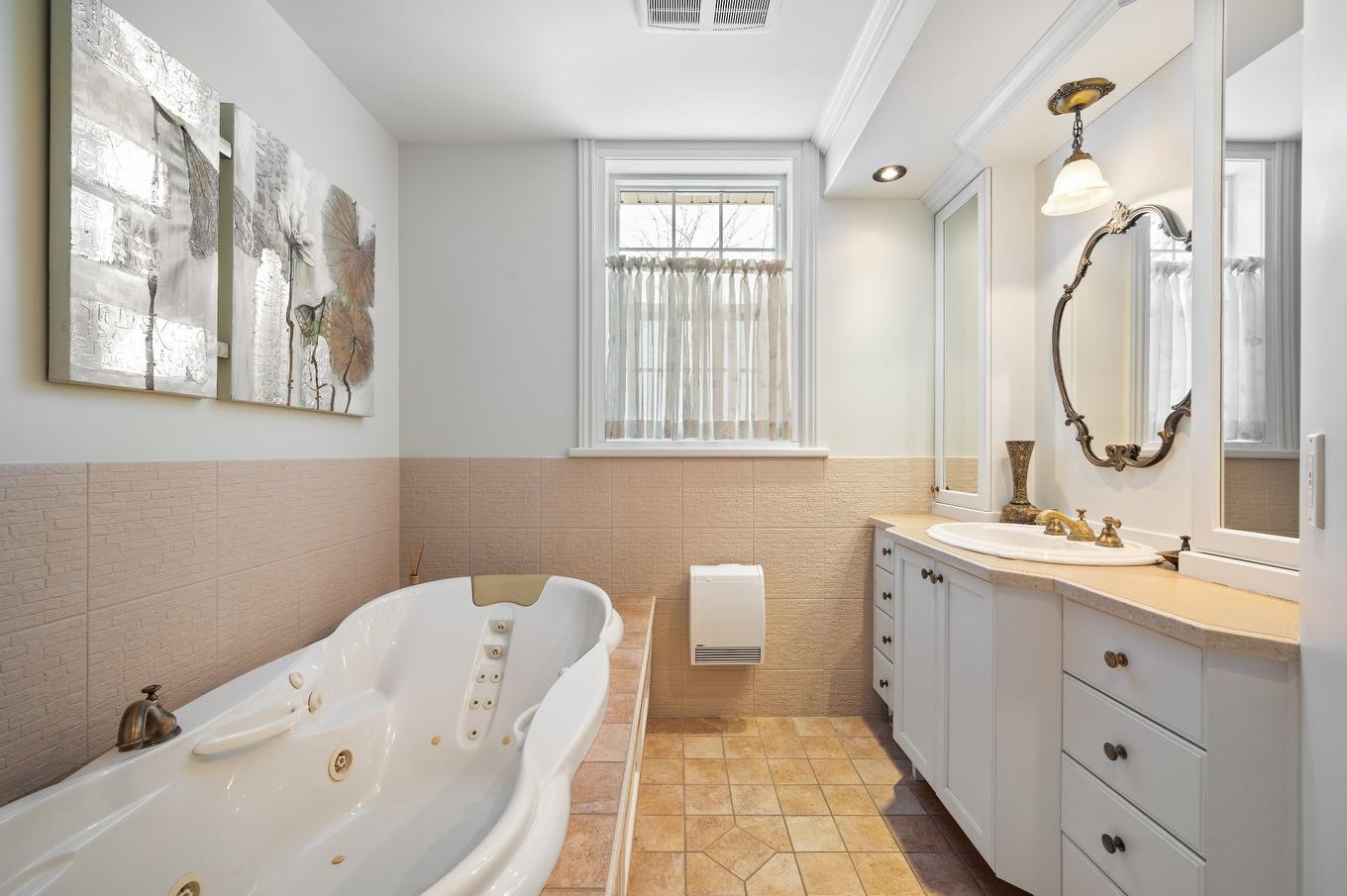 Bathroom - 2500 Av. Chartier, Saint-Hyacinthe, QC - Indoor Photo Showing Bathroom