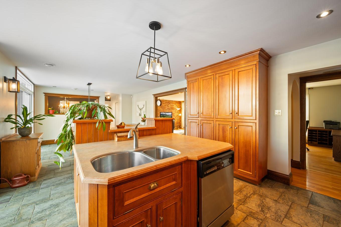Overall view - 2500 Av. Chartier, Saint-Hyacinthe, QC - Indoor Photo Showing Kitchen With Double Sink