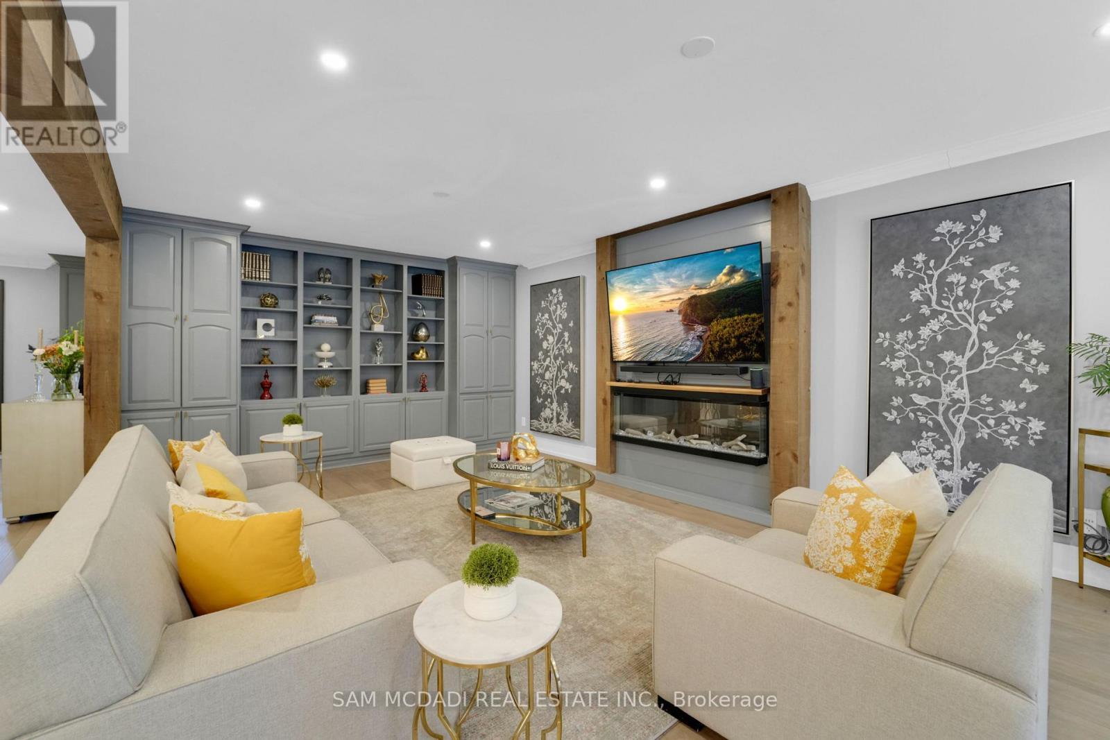 807 Indian Road, Mississauga, ON - Indoor Photo Showing Living Room With Fireplace