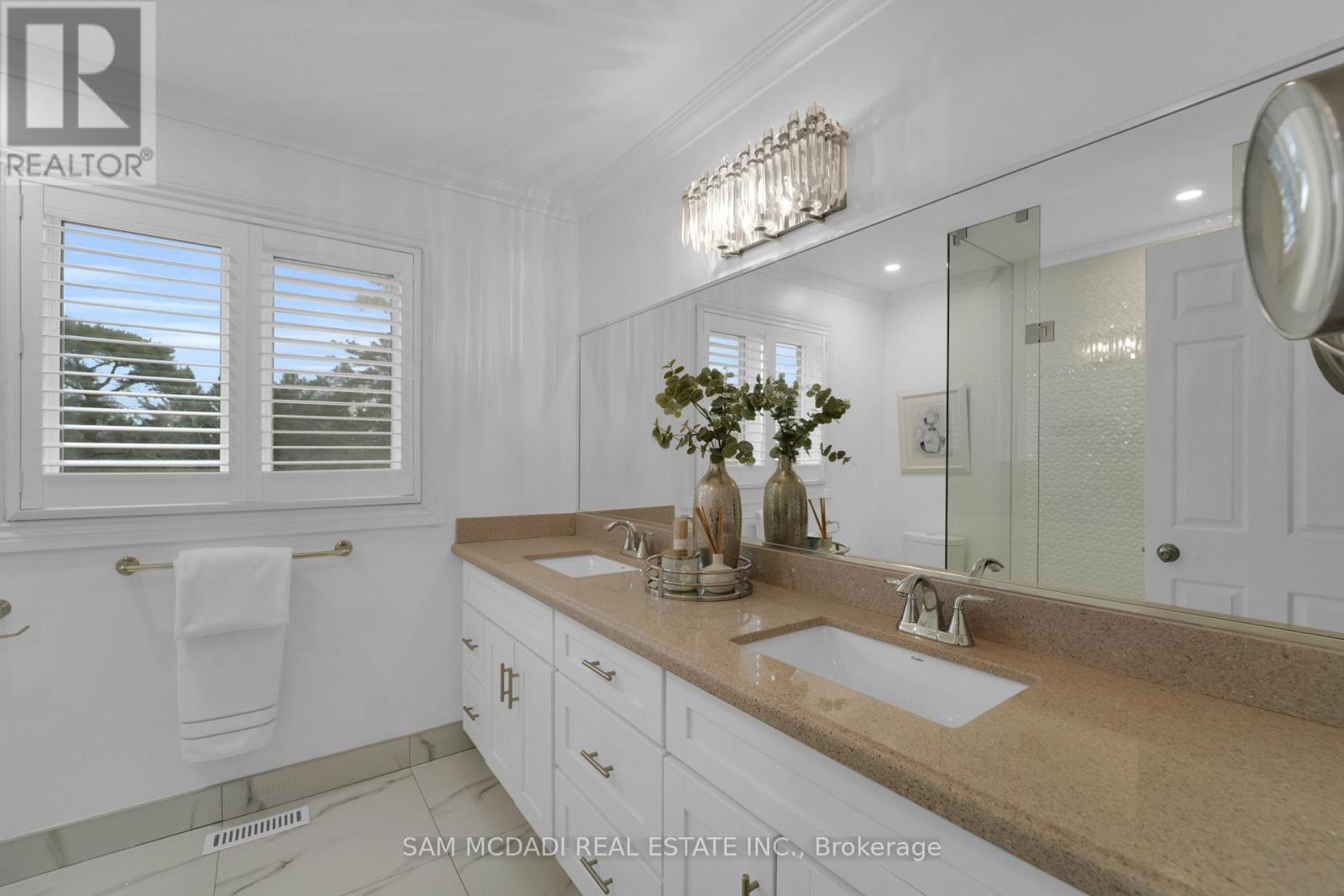 807 Indian Road, Mississauga, ON - Indoor Photo Showing Bathroom