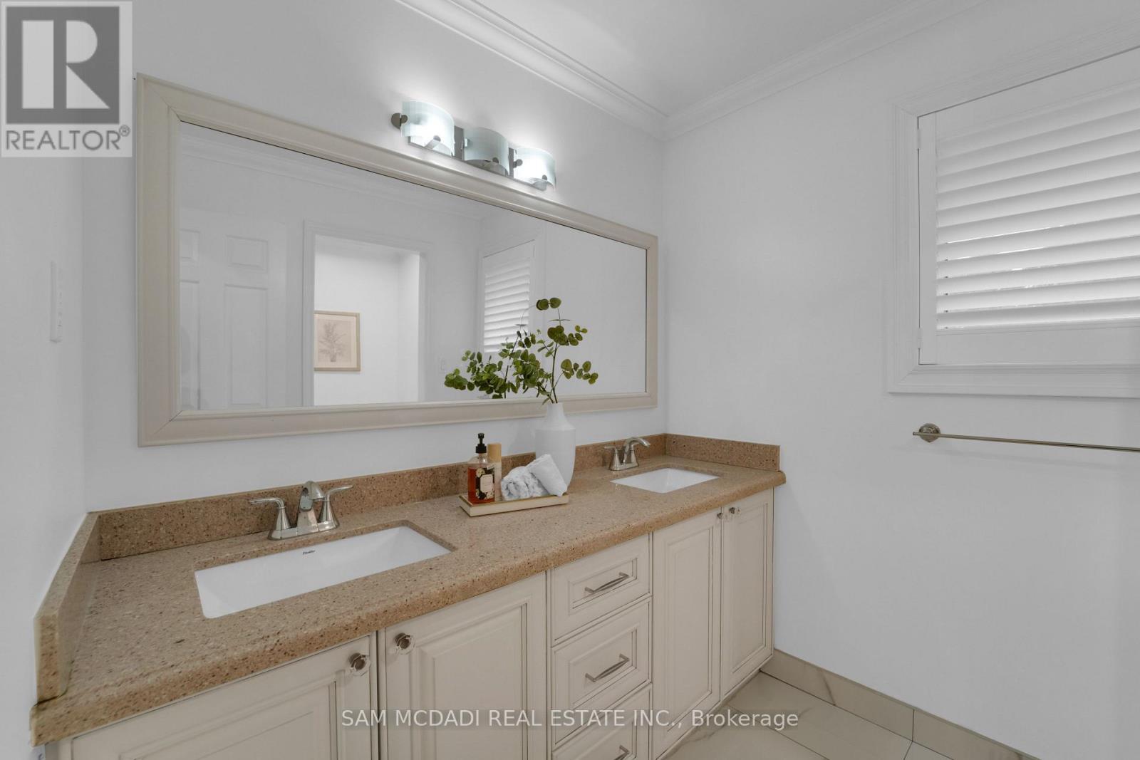 807 Indian Road, Mississauga, ON - Indoor Photo Showing Bathroom