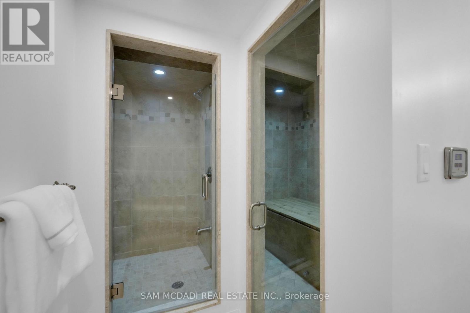 807 Indian Road, Mississauga, ON - Indoor Photo Showing Bathroom