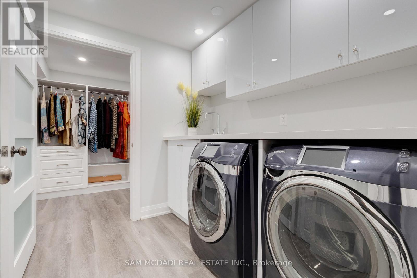 807 Indian Road, Mississauga, ON - Indoor Photo Showing Laundry Room