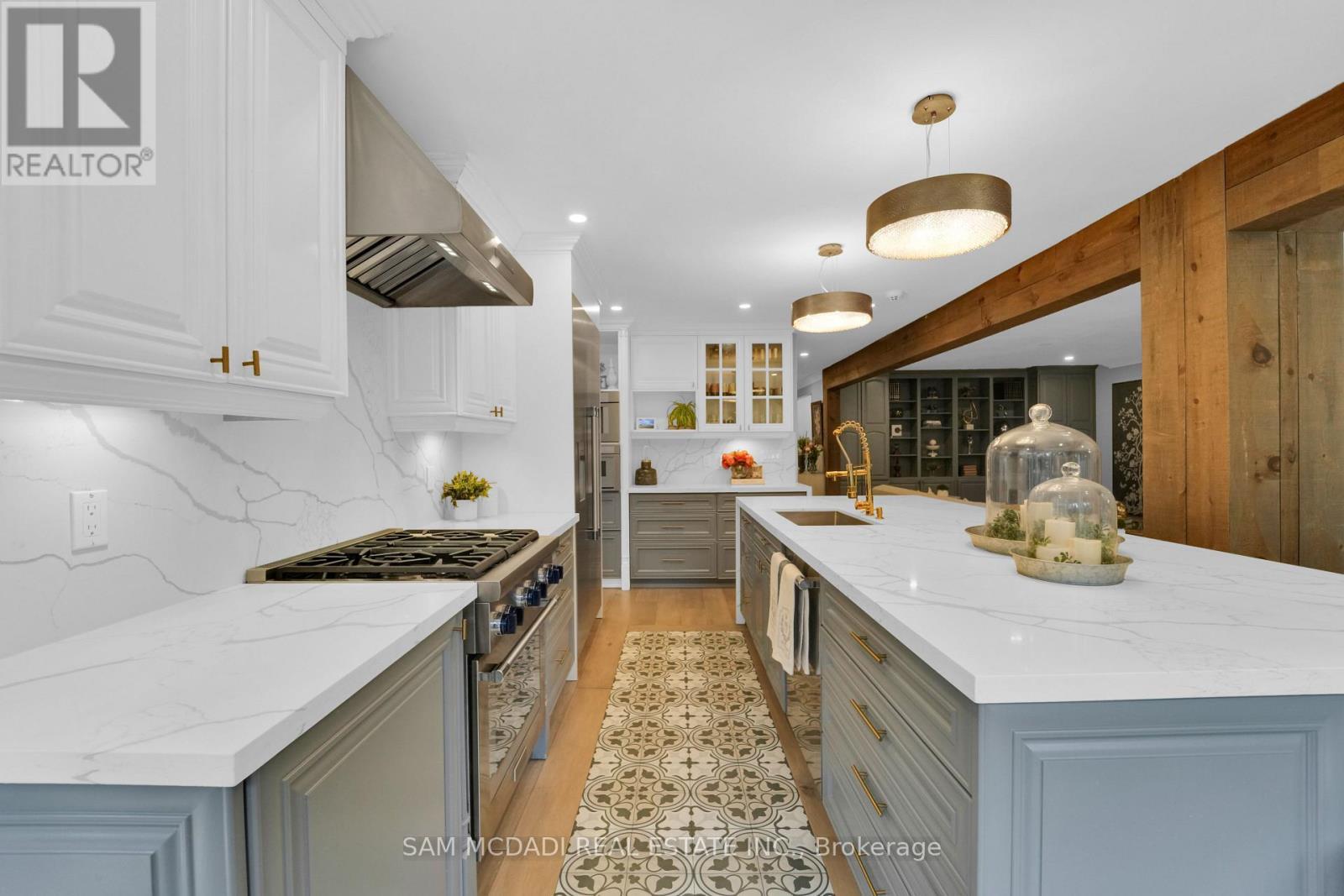 807 Indian Road, Mississauga, ON - Indoor Photo Showing Kitchen With Upgraded Kitchen