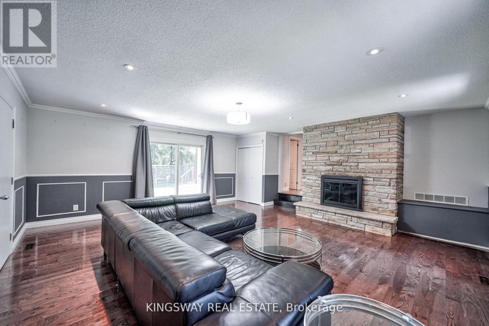 1638 Birchwood Drive, Mississauga, ON - Indoor Photo Showing Living Room With Fireplace