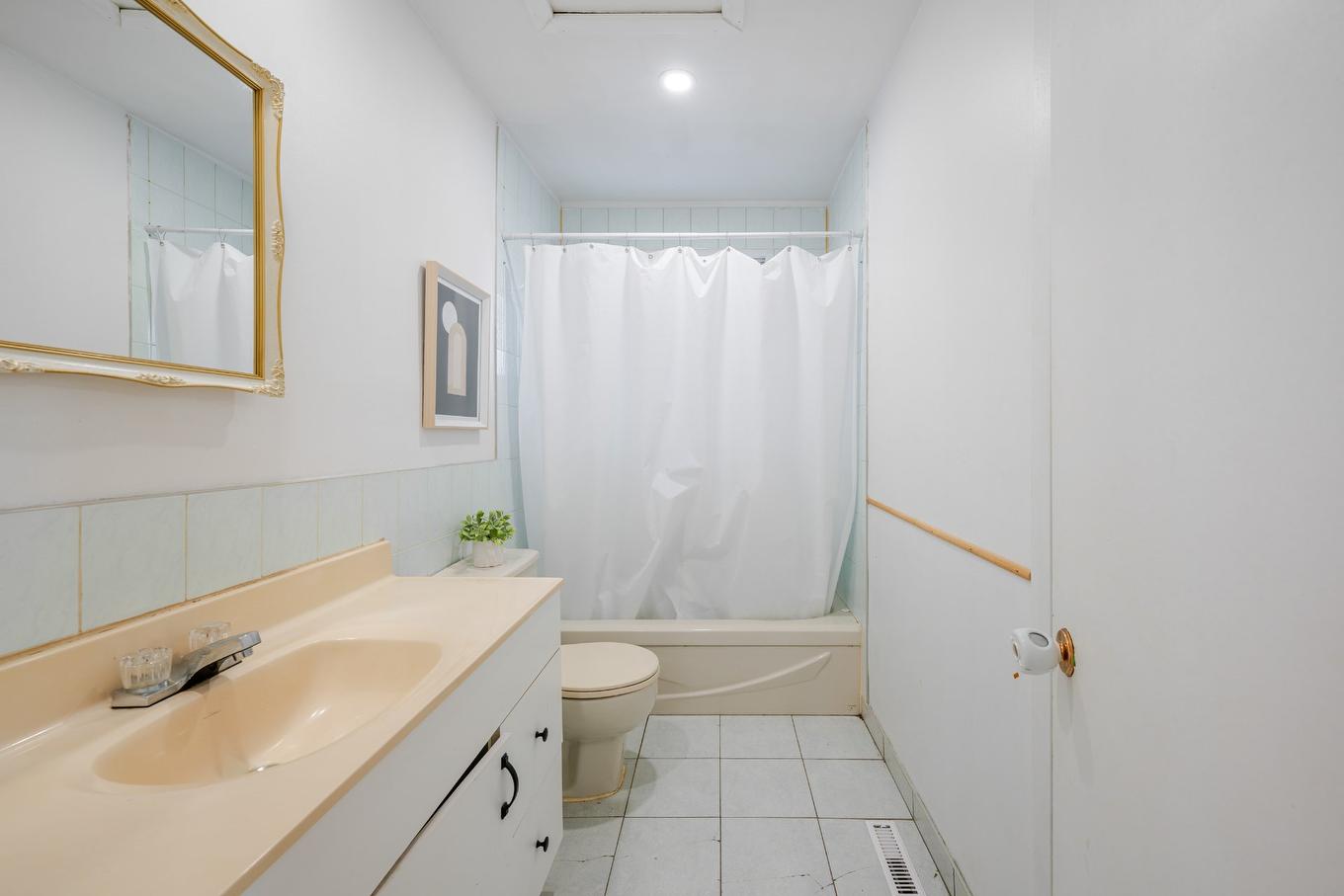 Salle de bains - 3440 Rue Gélineau, Longueuil (Saint-Hubert), QC - Indoor Photo Showing Bathroom