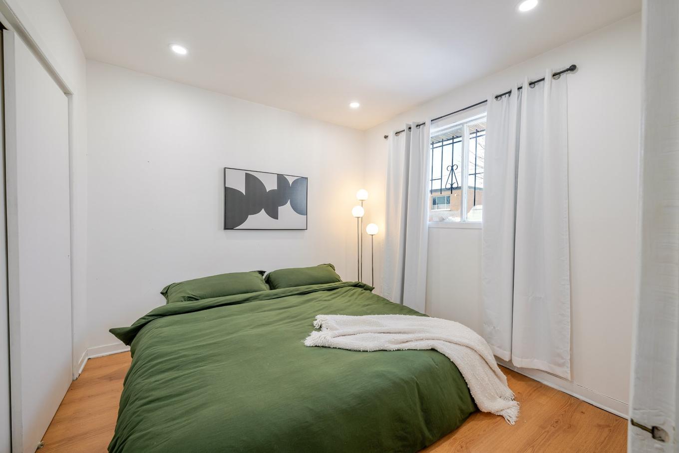 Chambre à coucher principale - 3440 Rue Gélineau, Longueuil (Saint-Hubert), QC - Indoor Photo Showing Bedroom