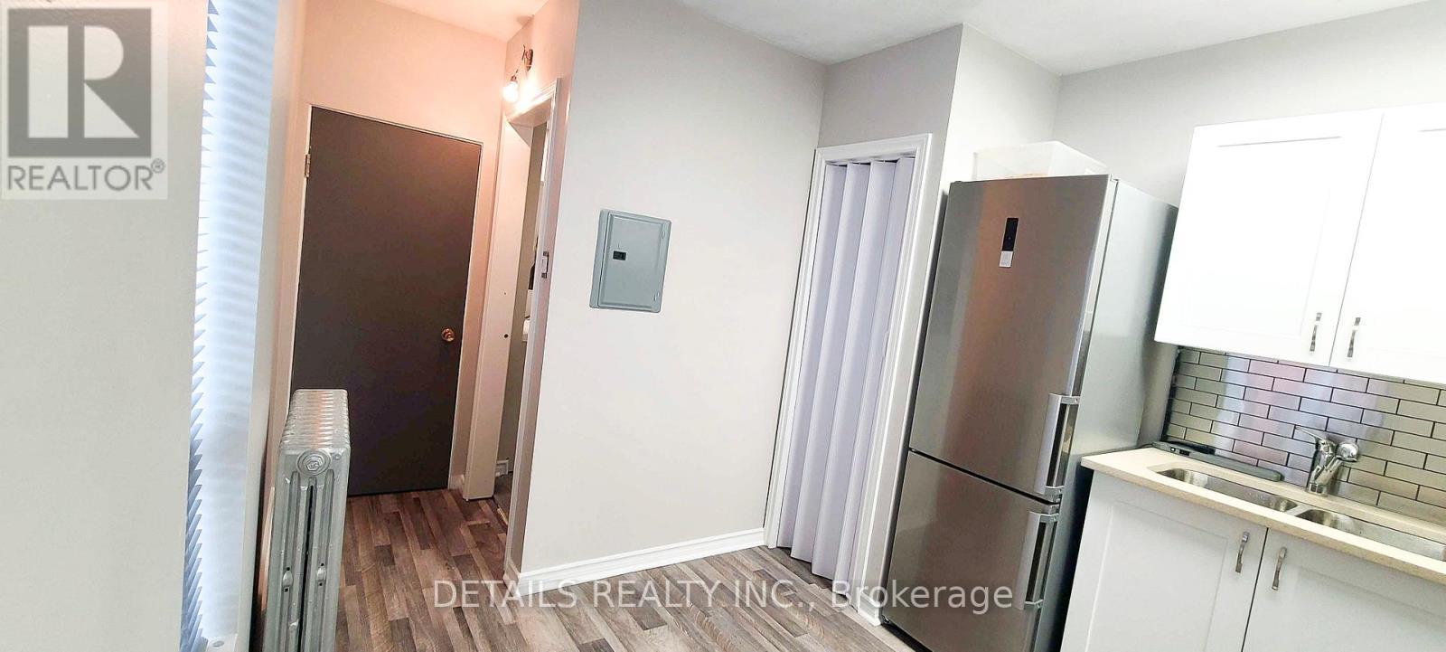 Entrance to 1 Bedroom Unit - 698 Cooper Street, Ottawa, ON - Photo Showing Other Room