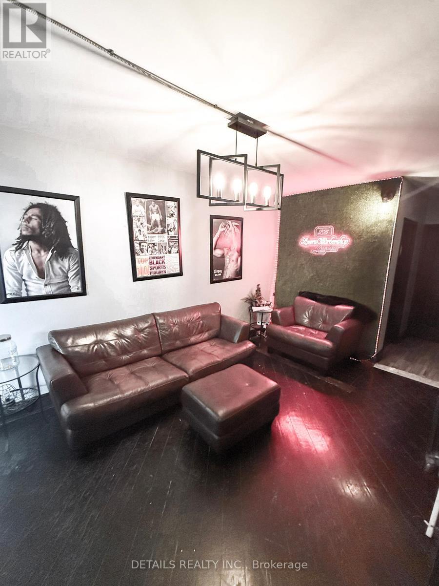 Unit #4 - Sitting Area - Barber Shop - 698 Cooper Street, Ottawa, ON - Indoor Photo Showing Living Room