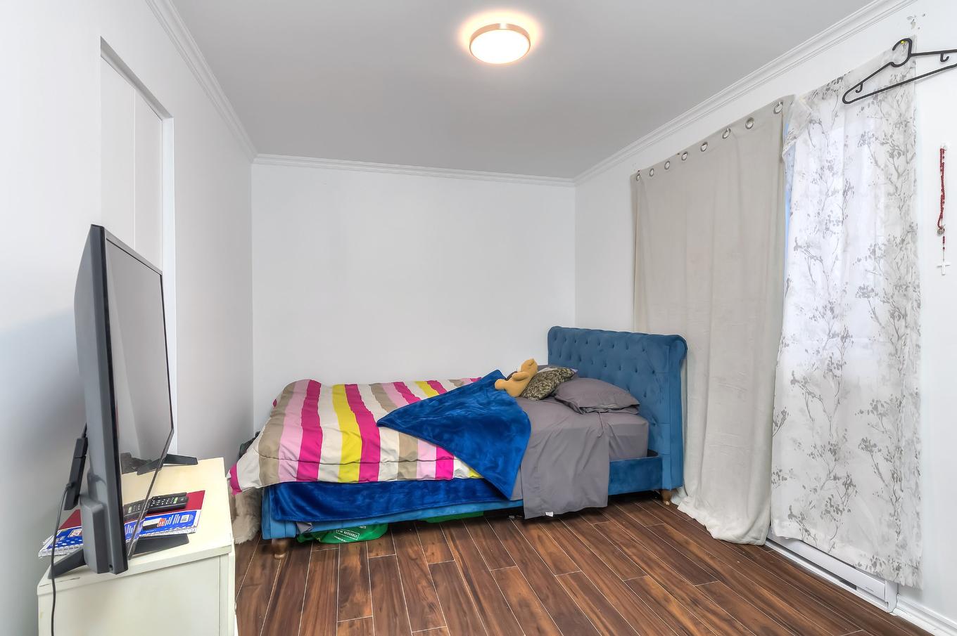 Bedroom - 34 Rue Valmount, Dollard-Des-Ormeaux, QC - Indoor Photo Showing Bedroom