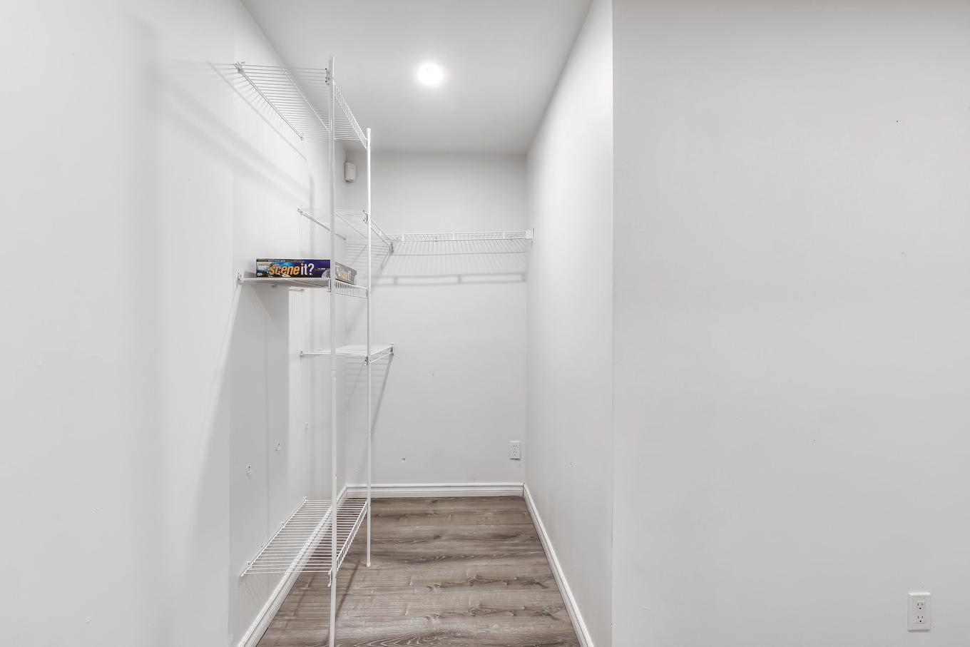 Walk-in closet - 34 Rue Valmount, Dollard-Des-Ormeaux, QC - Indoor