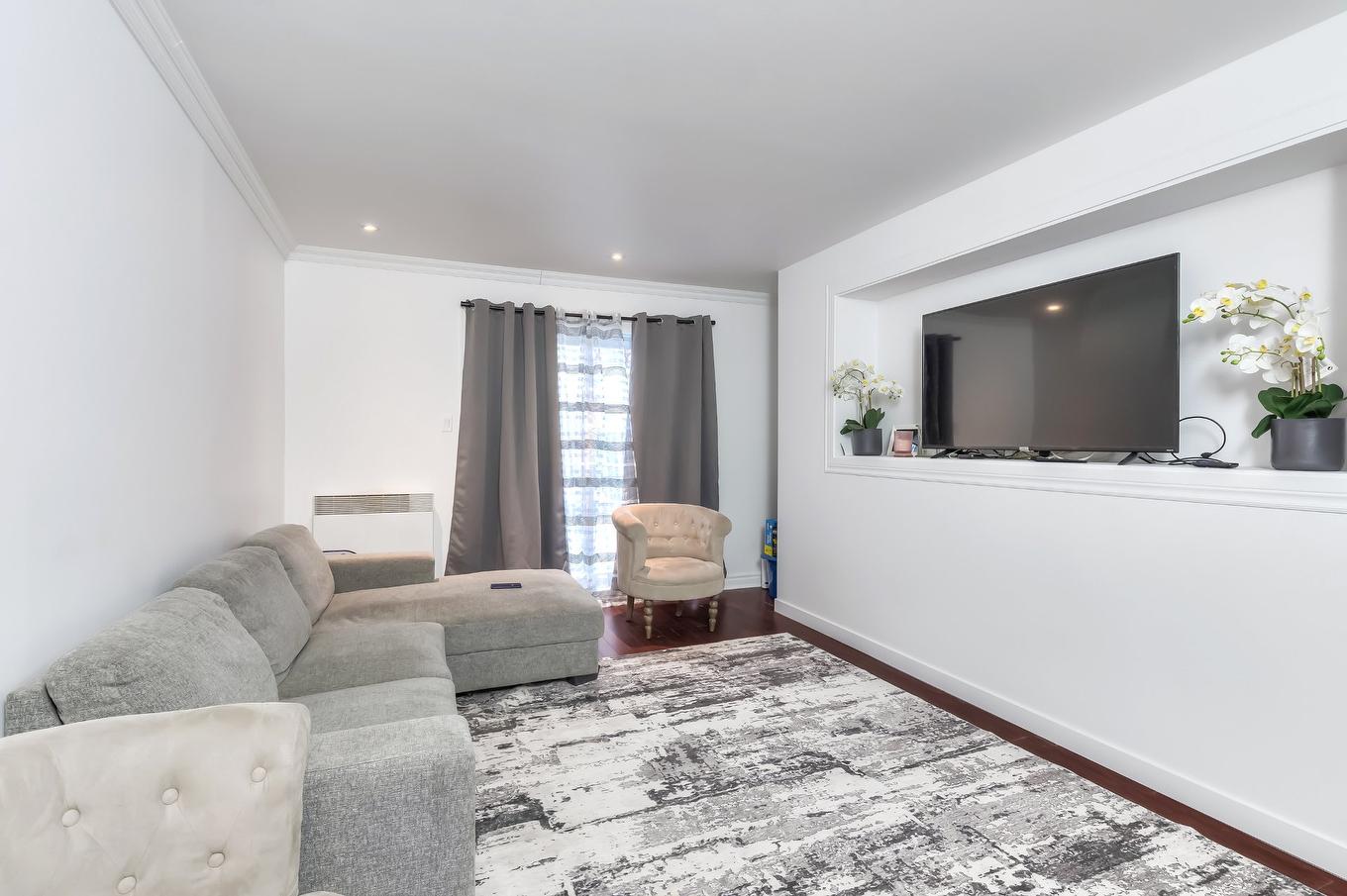 Family room - 34 Rue Valmount, Dollard-Des-Ormeaux, QC - Indoor Photo Showing Living Room