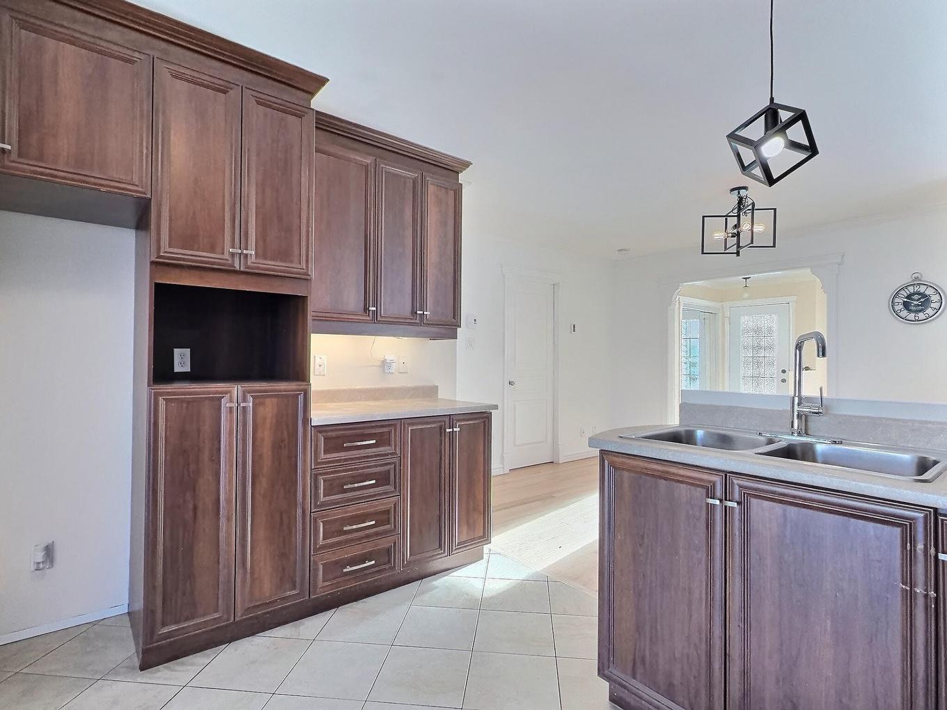 Cuisine - 140 Rue Dion, Trois-Rivières, QC - Indoor Photo Showing Kitchen With Double Sink