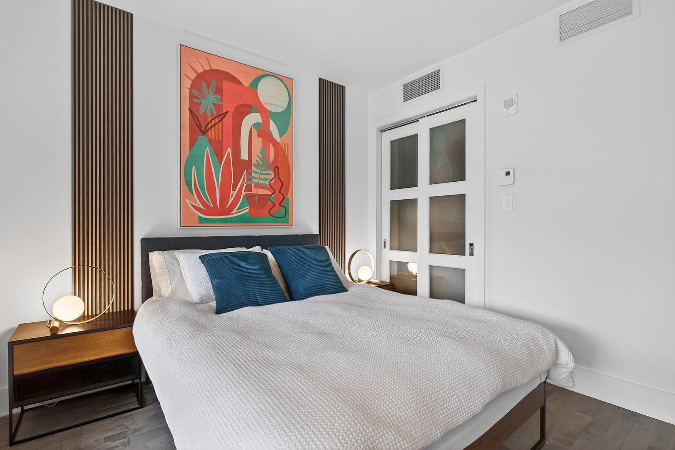 Bedroom - 702-360 Rue Atateken, Montréal (Ville-Marie), QC - Indoor Photo Showing Bedroom