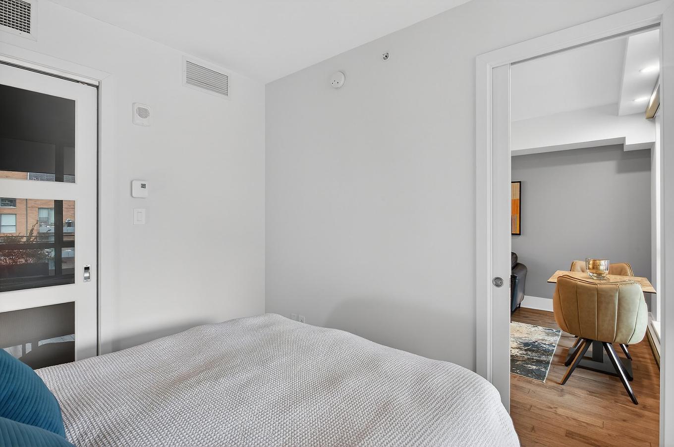 Bedroom - 702-360 Rue Atateken, Montréal (Ville-Marie), QC - Indoor Photo Showing Bedroom