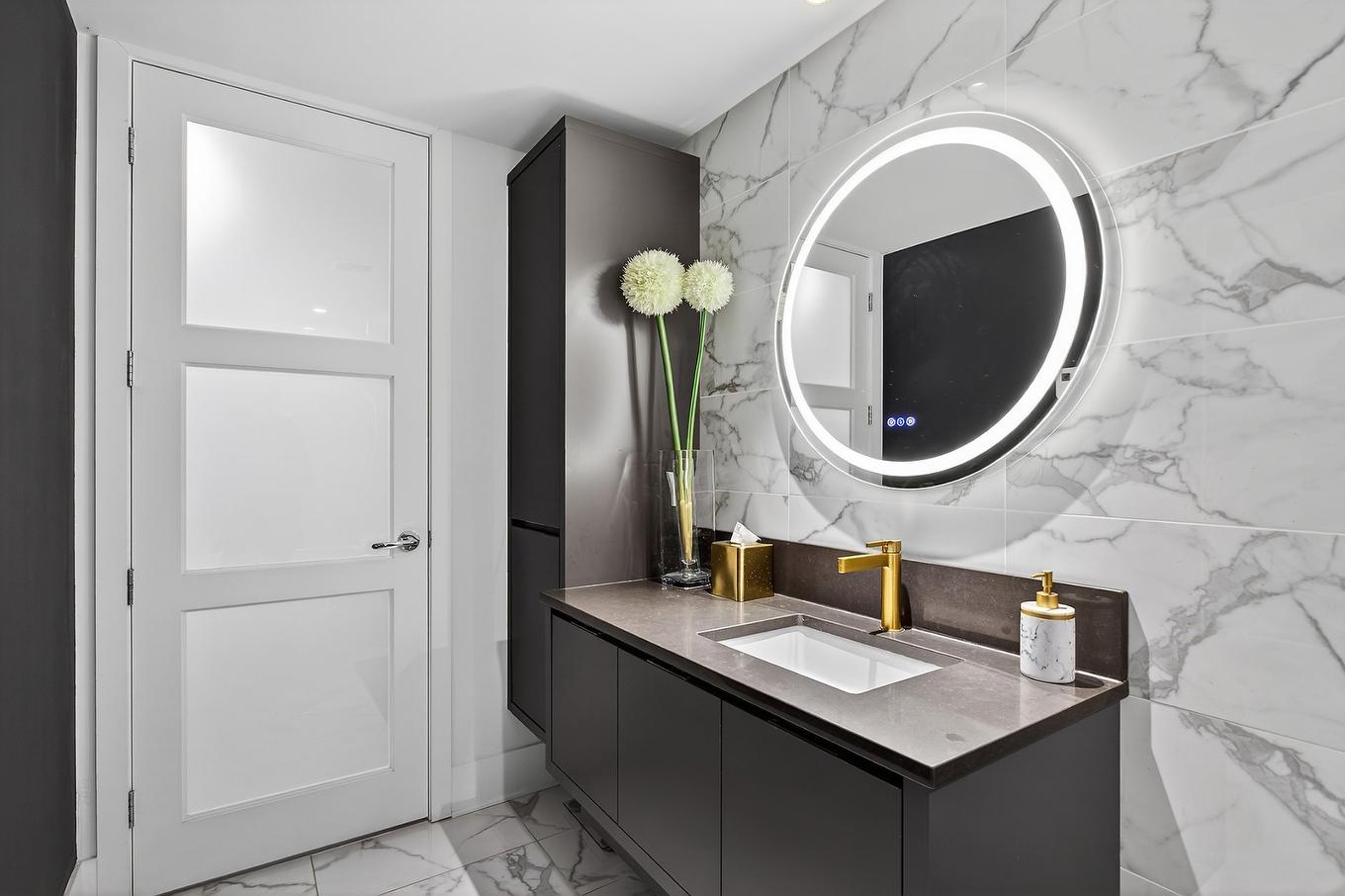 Bathroom - 702-360 Rue Atateken, Montréal (Ville-Marie), QC - Indoor Photo Showing Bathroom