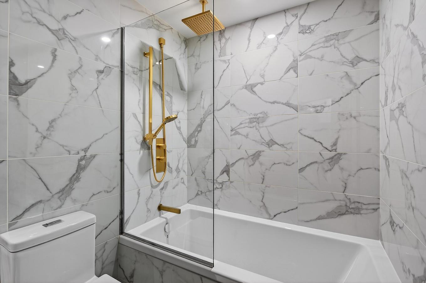 Bathroom - 702-360 Rue Atateken, Montréal (Ville-Marie), QC - Indoor Photo Showing Bathroom