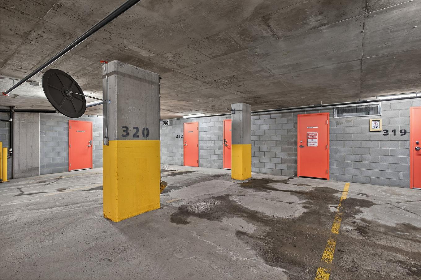 Barn - 702-360 Rue Atateken, Montréal (Ville-Marie), QC - Indoor Photo Showing Other Room