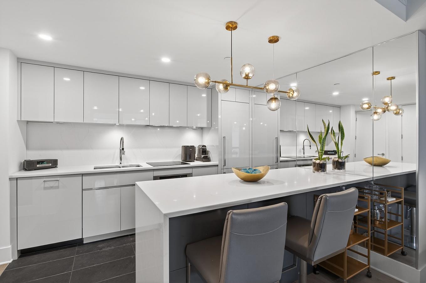 Kitchen - 702-360 Rue Atateken, Montréal (Ville-Marie), QC - Indoor Photo Showing Kitchen With Double Sink With Upgraded Kitchen