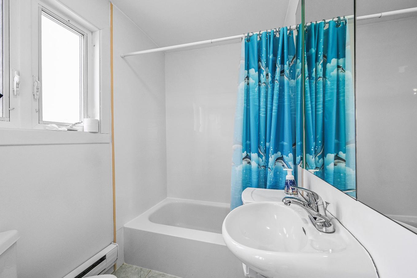 Salle de bains - 2 Rue Lebel, Saint-Jean-Sur-Richelieu, QC - Indoor Photo Showing Bathroom