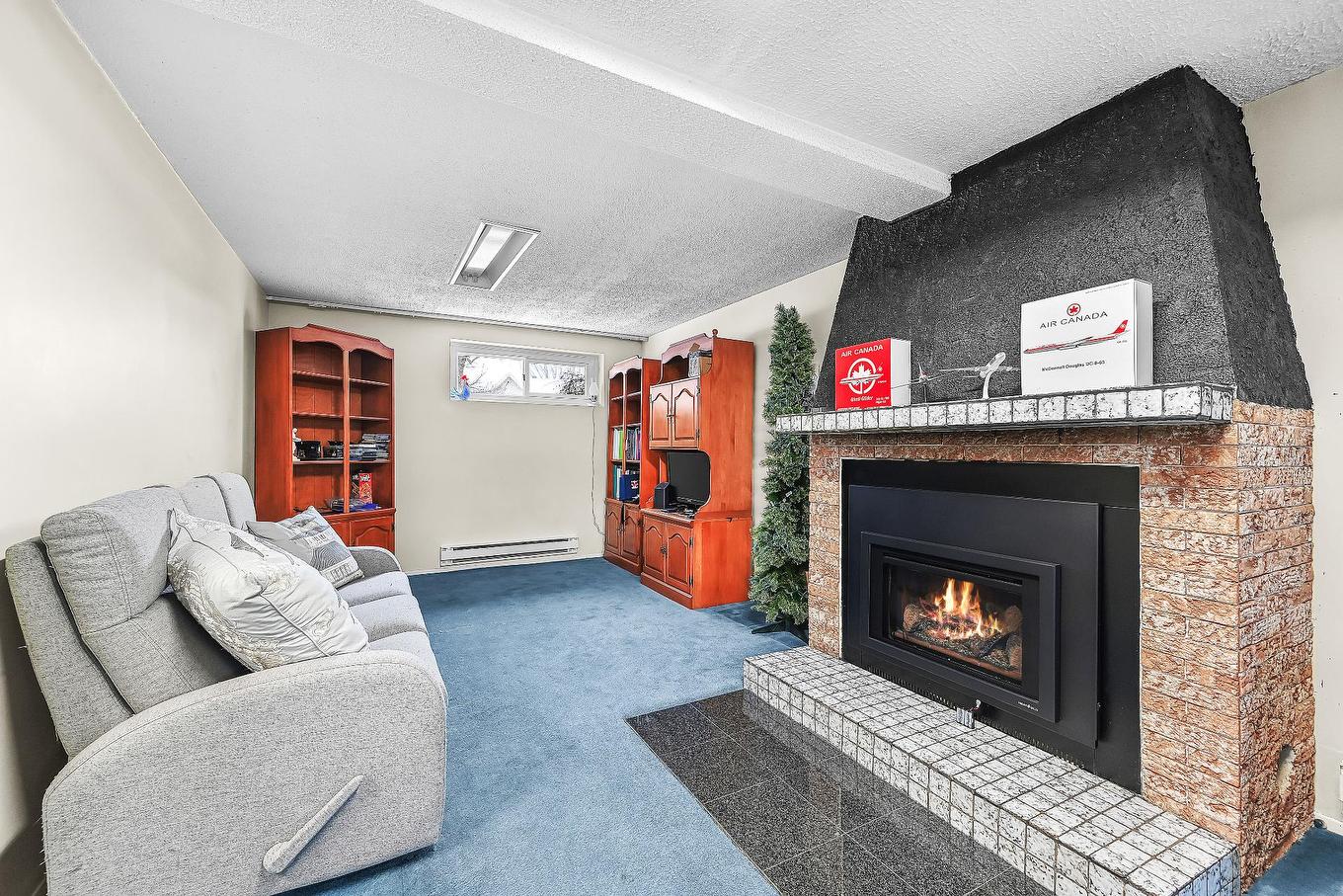 Salle familiale - 2 Rue Lebel, Saint-Jean-Sur-Richelieu, QC - Indoor Photo Showing Living Room With Fireplace