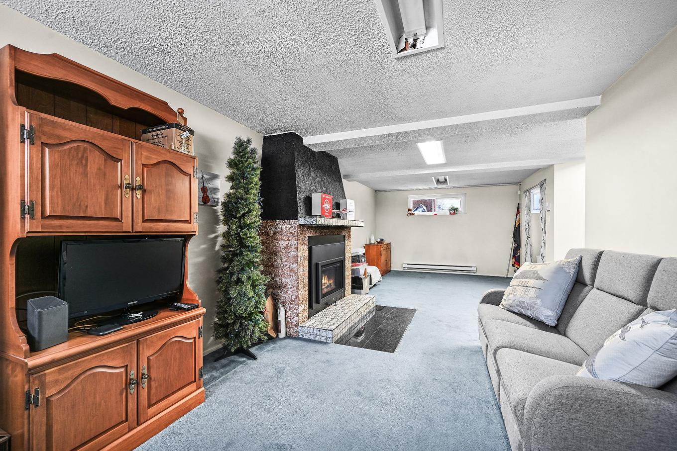 Salle familiale - 2 Rue Lebel, Saint-Jean-Sur-Richelieu, QC - Indoor Photo Showing Living Room With Fireplace
