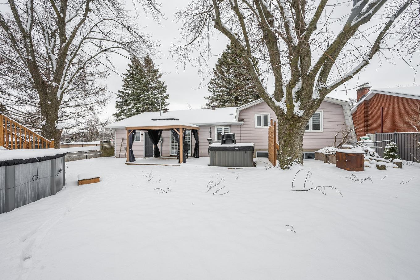 Cour - 2 Rue Lebel, Saint-Jean-Sur-Richelieu, QC - Outdoor