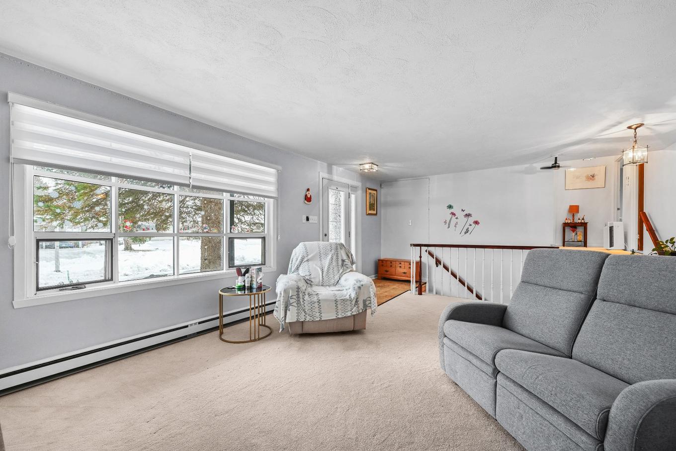 Salon - 2 Rue Lebel, Saint-Jean-Sur-Richelieu, QC - Indoor Photo Showing Living Room
