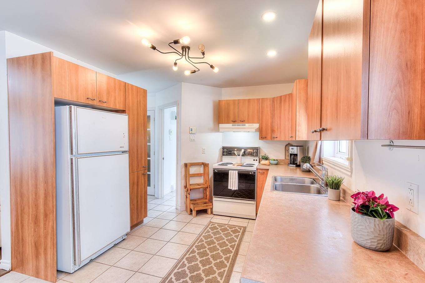 Kitchen - 4695 18E Rue, Laval (Laval-Ouest), QC - Indoor Photo Showing Kitchen With Double Sink